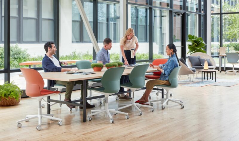 des personnes assises à une table, discussion