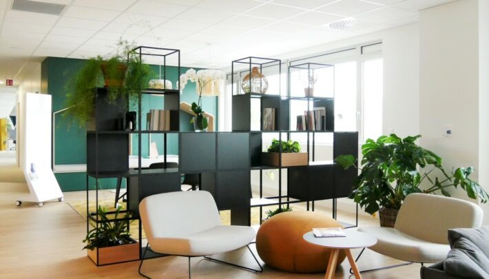 un espace lounge avec des fauteuils lounge et une table basse