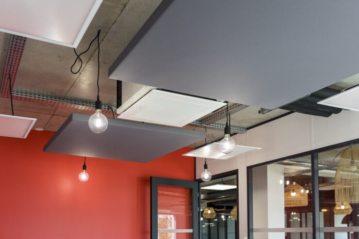 plafond avec panneau acoustique et supension