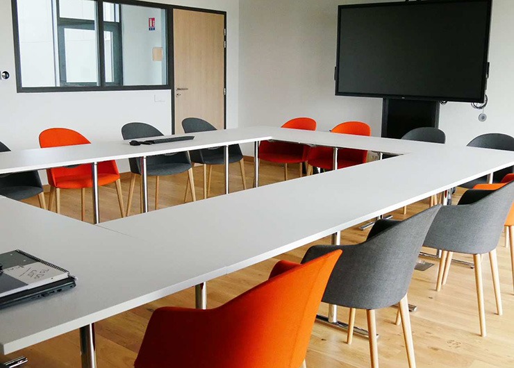 une salle de réunion, table et sièges de travail