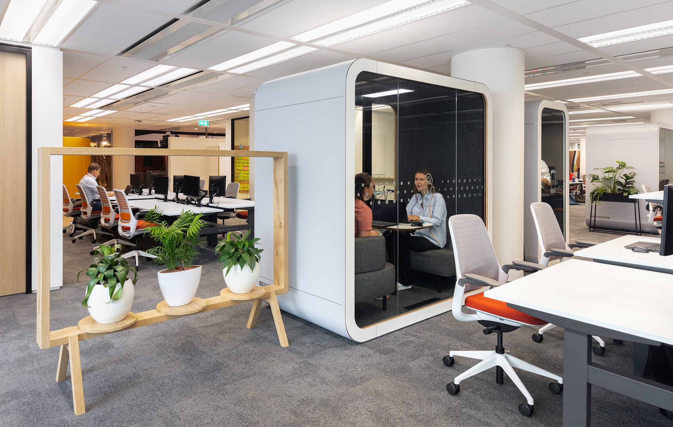 un espace de travail avec une cabine one to one