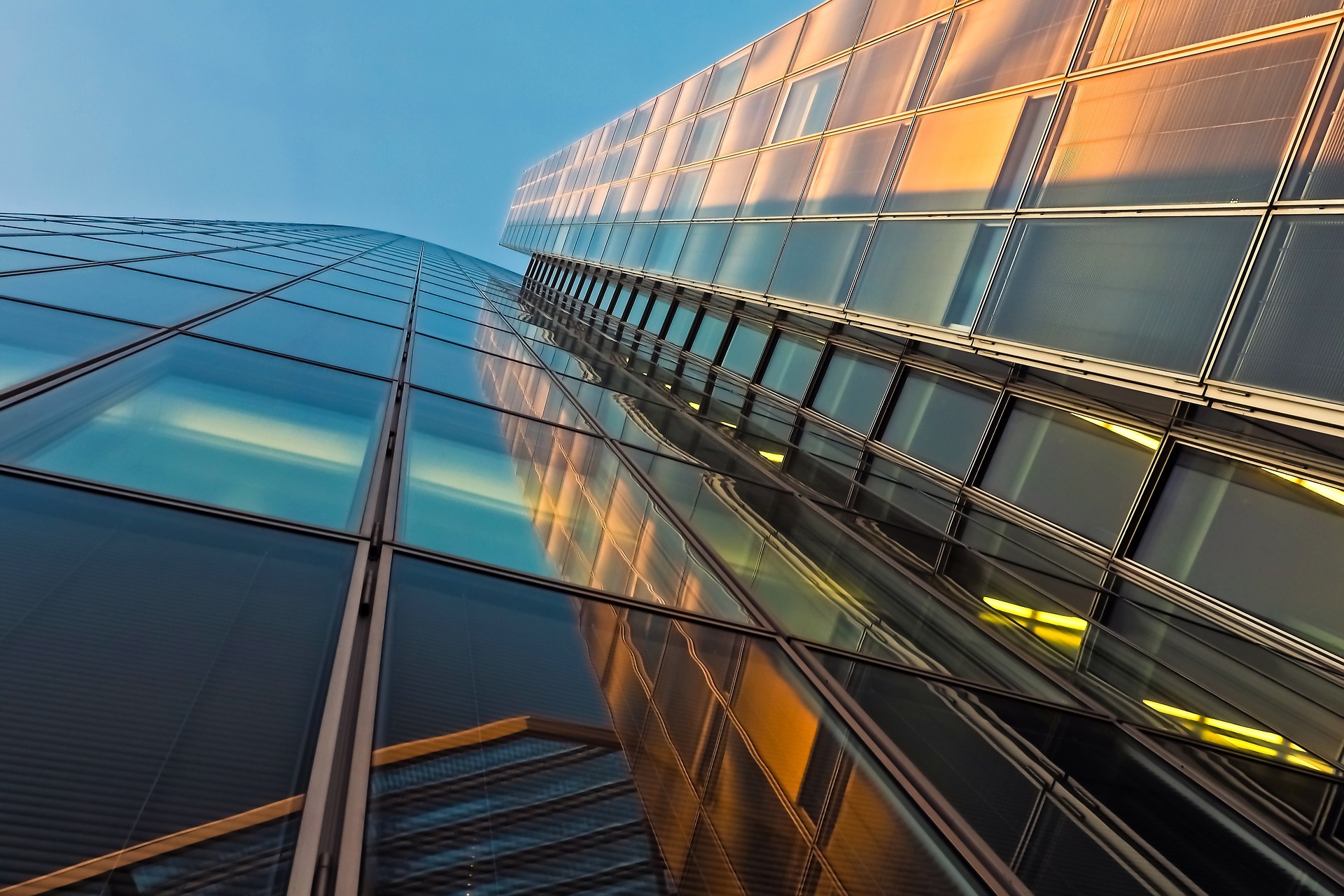 les vitres d'un bâtiment