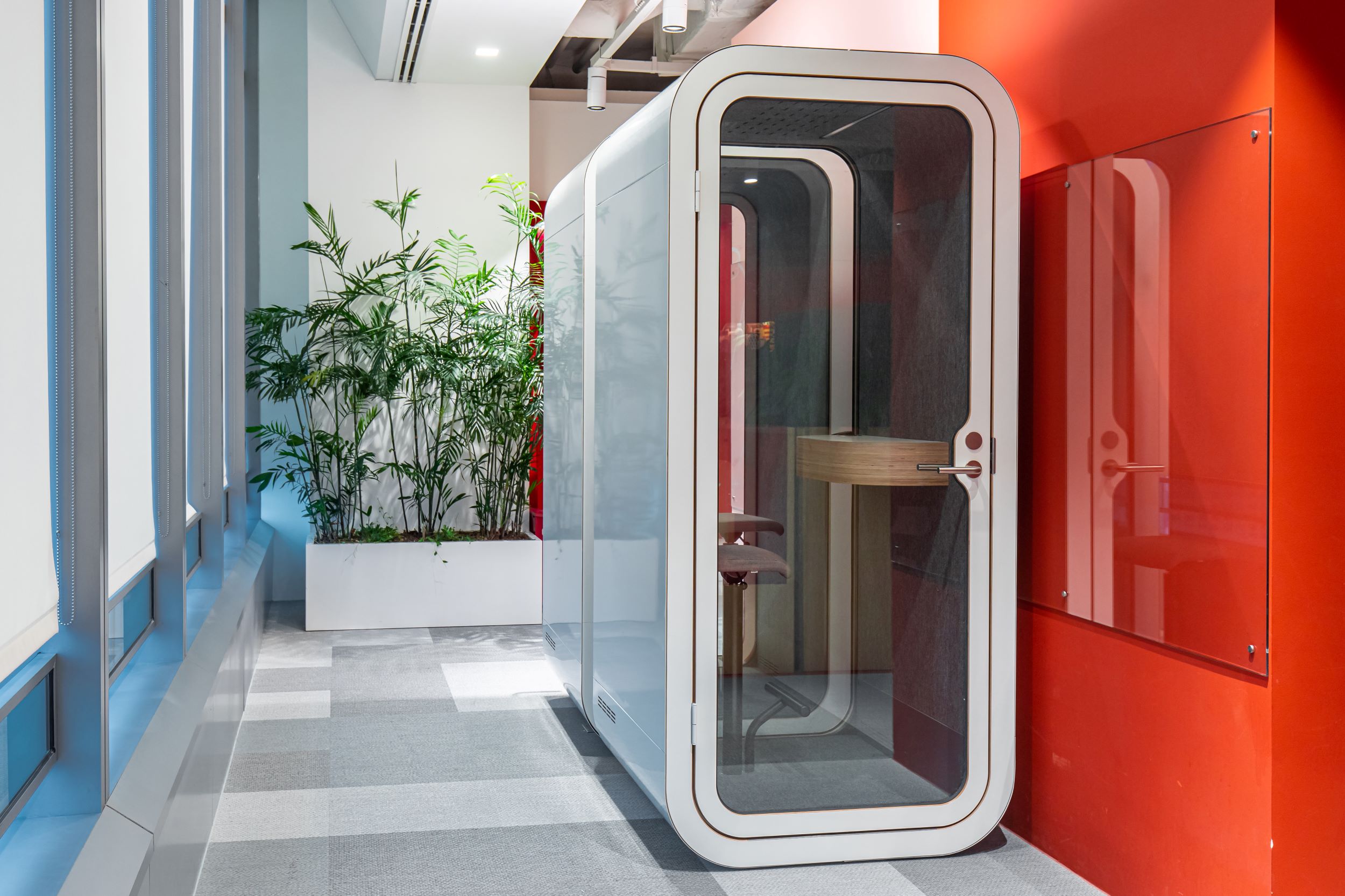 un espace de travail avec une phone box