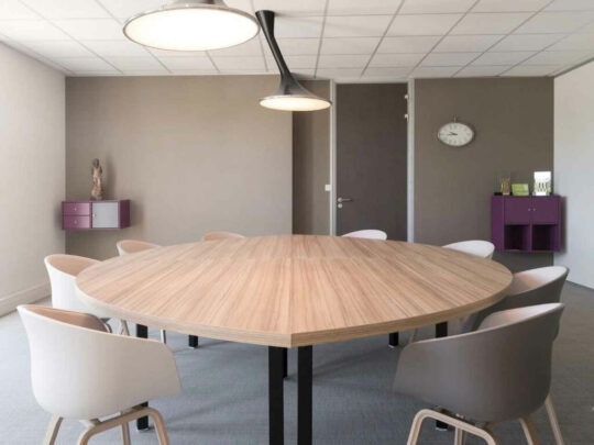 un espace réunion avec une grande table et des sièges