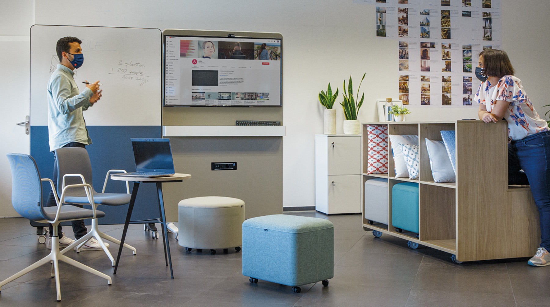 2 personnes en mode collaboration, mobilier de bureau agile et flexible