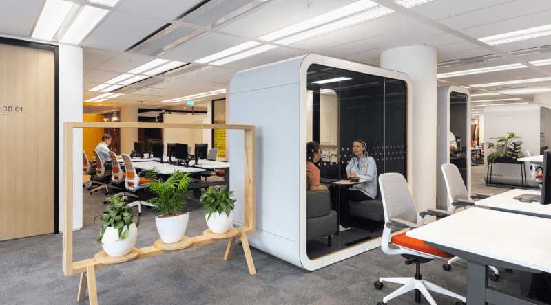 un espace de travail avec une phone box