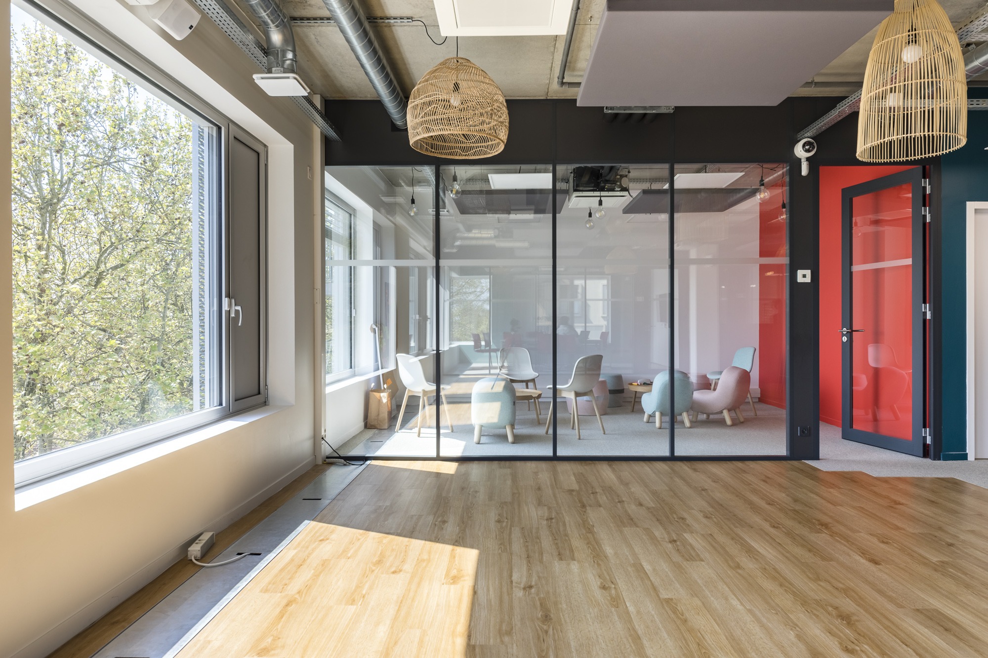 un bureau vitré avec des poufs lounge