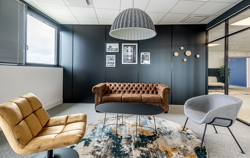 un espace détente, canapé et fauteuils lounge