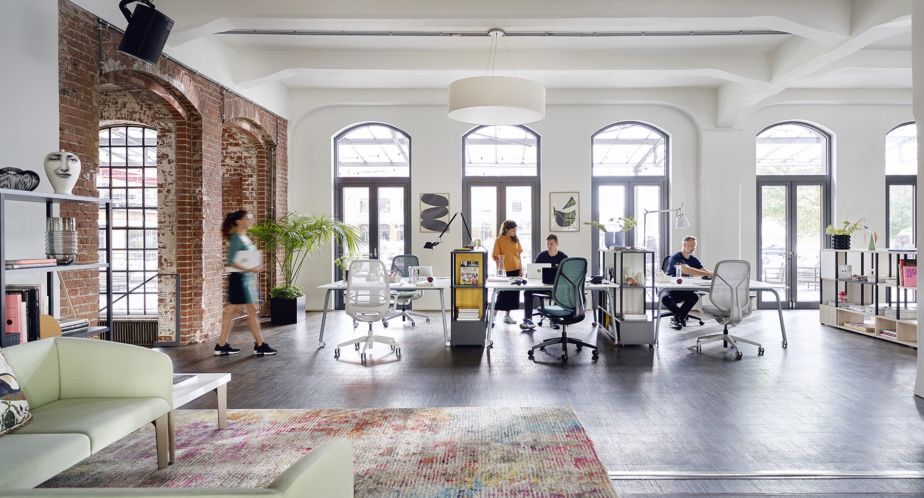 un grand espace de travail ouvert avec du mobilier de bureau agile et flexible