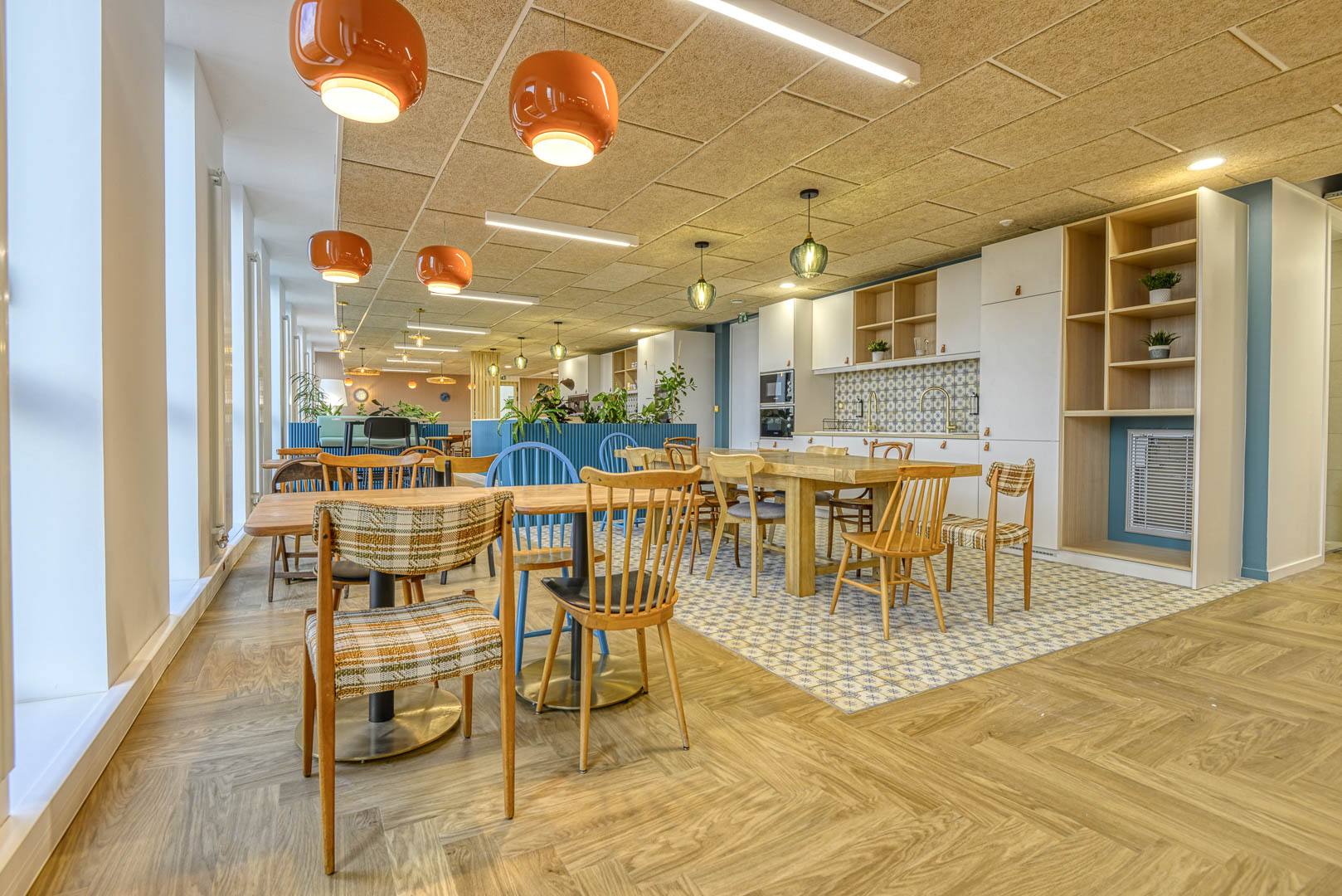 un espace cafeteria cuisine avec des tables et des chaises