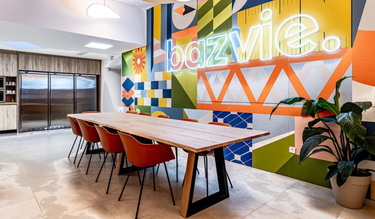 un espace workcafé avec une table et des bancs