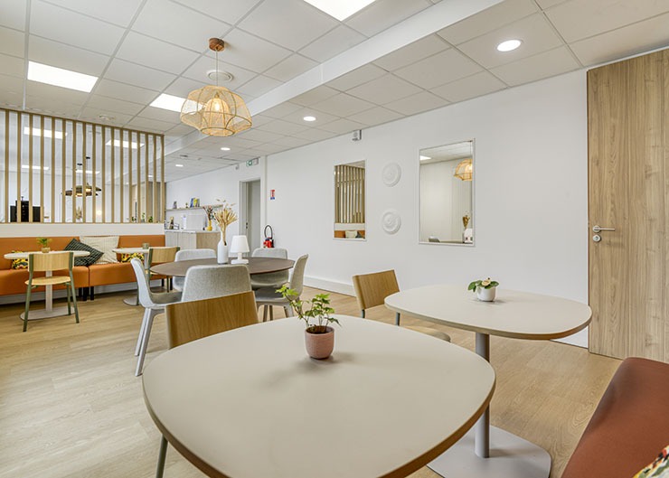un amenagement cuisine convivial avec des tables en chene et des sieges
