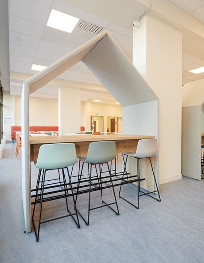 une alcove avec des tabourets hauts verts dans l espace cafeteria