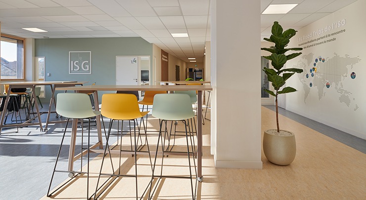 un espace cafeteria avec des tabourets hauts et une table haute