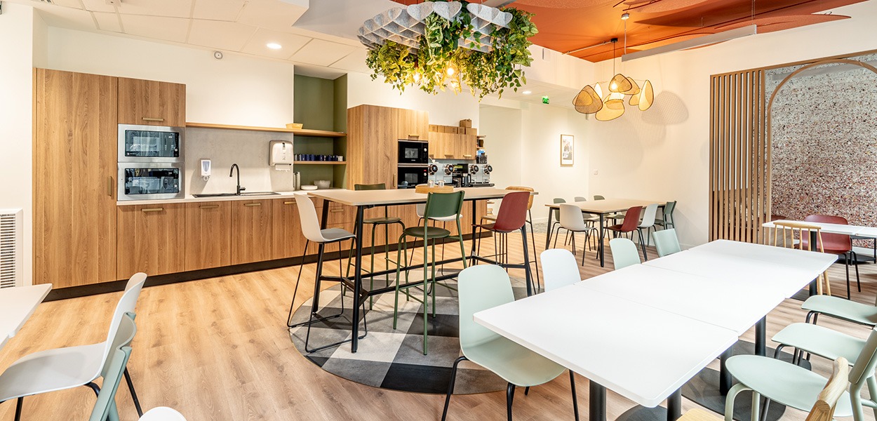 Une cafeteria avec une grande table des sièges