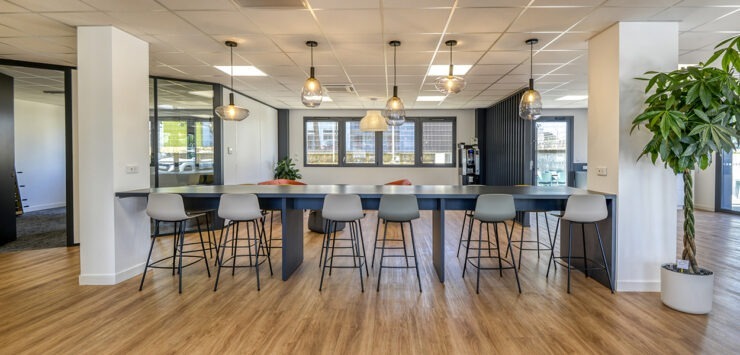 espace restauration avec des sièges et tables