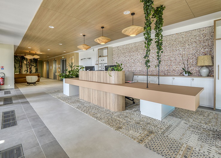 un vaste espace accueil lumineux avec une banque d'accueil design et moderne