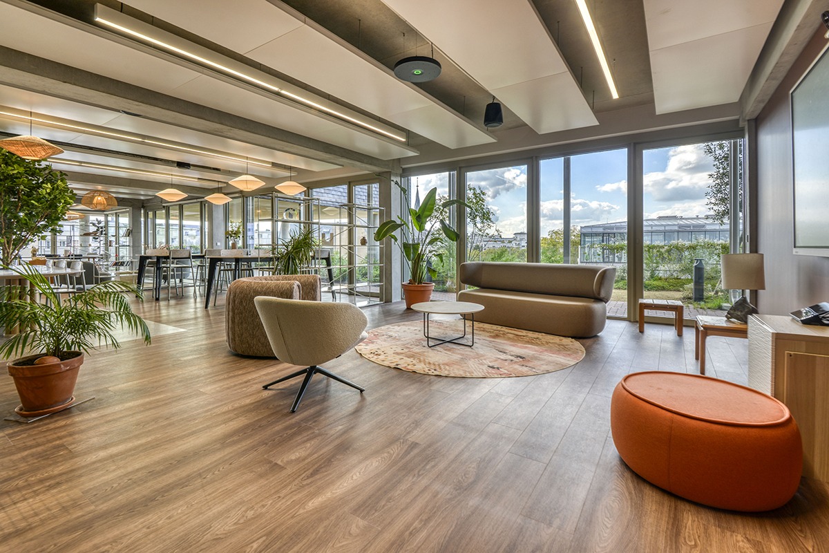 un vaste espace  lounge avec canapé, tapis