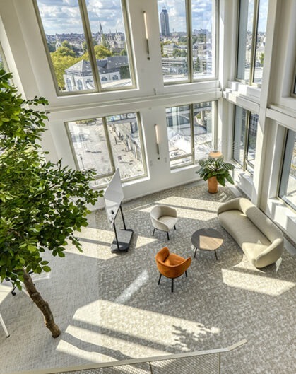 un vaste espace detente lumineux avec des baies vitrées en fond