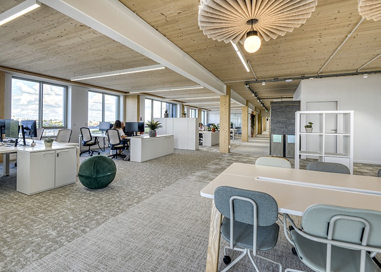 un vaste open space avec des postes de travail