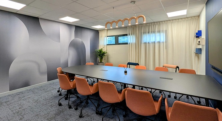 un espace collaboratif avec uen grande table et des sieges