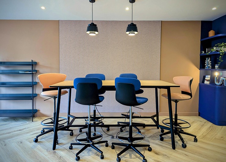 une table haute avec des tabourets hauts