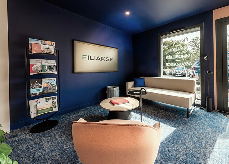 un espace accueil avec un canapé