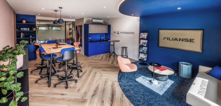 un vaste espace de travail mixant accueil et espace collaboratif