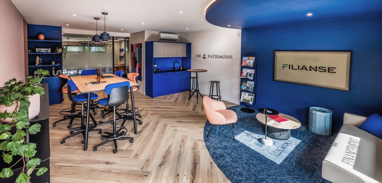 un vaste espace de travail mixant accueil et espace collaboratif