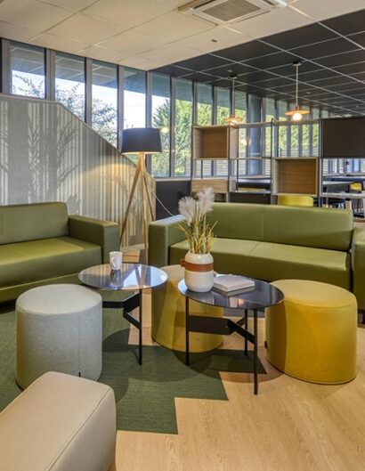 un espace détente avec des fauteuils et des canapés lounge