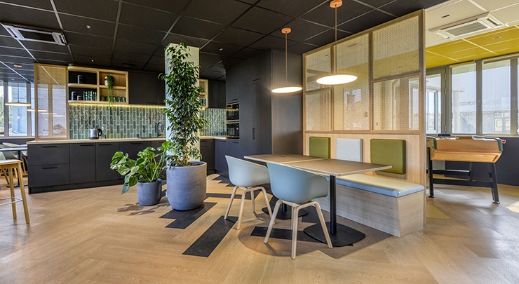 un vaste espace cafeteria cusine avec du mobilier, des banquettes et table