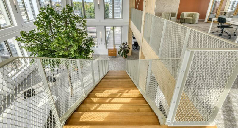 un vaste espace de travail avec un grand escalier