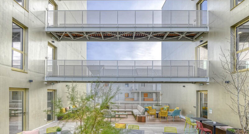 2 batiments qui se rejoignent par 2 passerelles