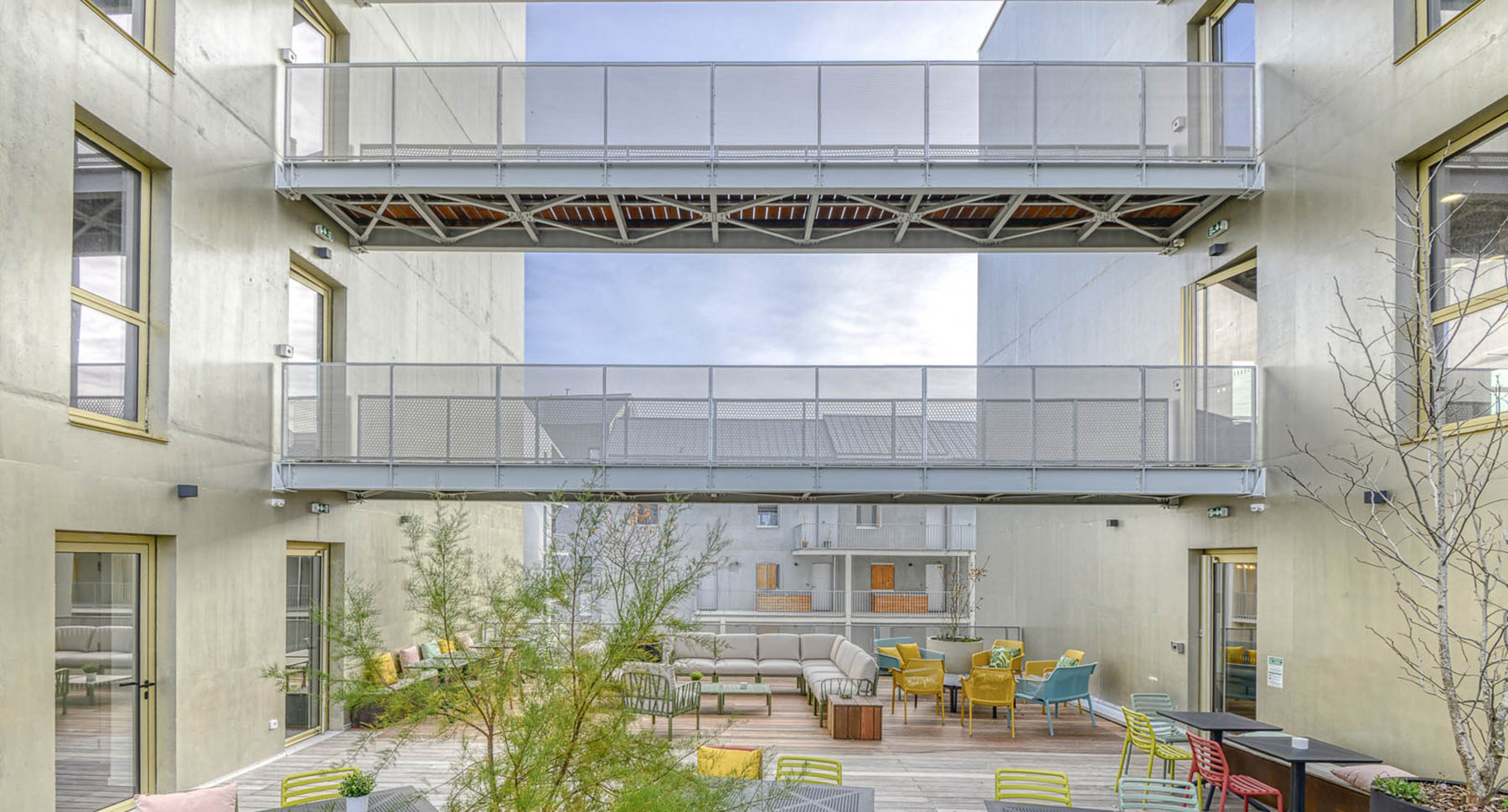 2 batiments qui se rejoignent par 2 passerelles