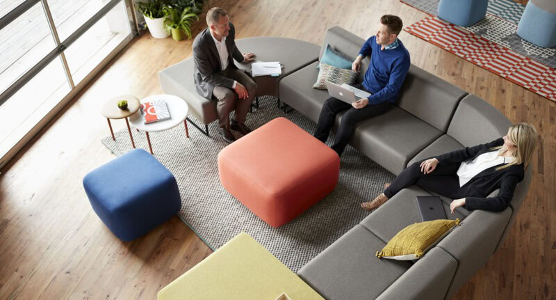 trois personnes en pleine discussion