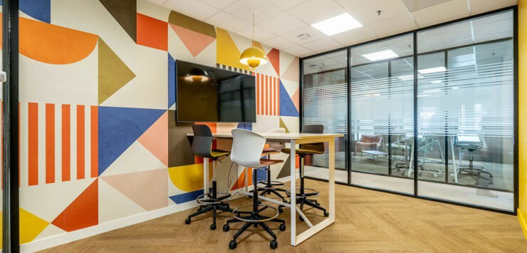 un espace collaboratif avec un table et des sièges de travail en hauteur