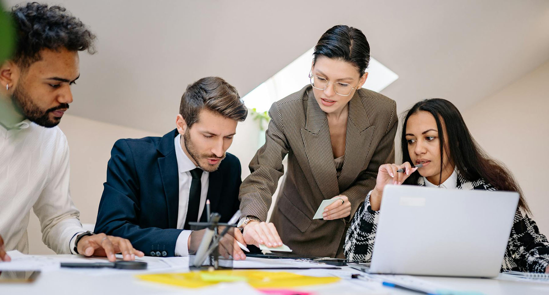 des personnes en discussion devant des documents