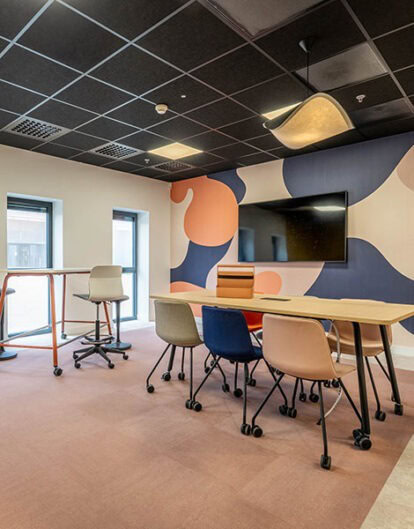 un espace de travail avec du mobilier flexible et agile