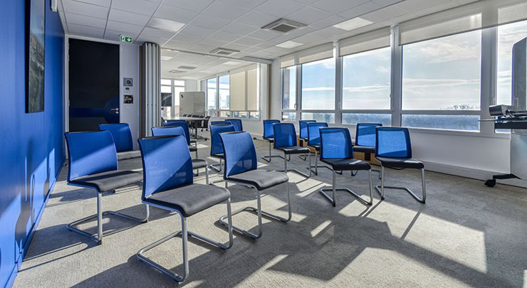 un espace de travail collaboratif avec des sieges de travail