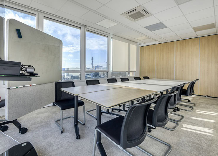 un espace reunion collaboration avec une table modulable et des sieges de travail