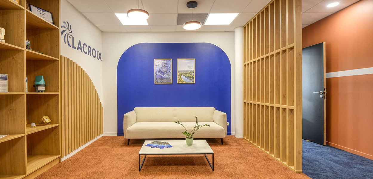 un espace accueil avec un canapé et une table basse