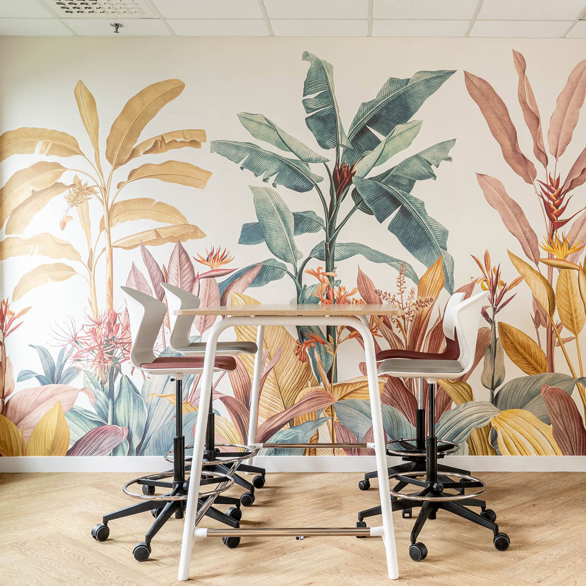 une table haute et des sièges de travail hauts