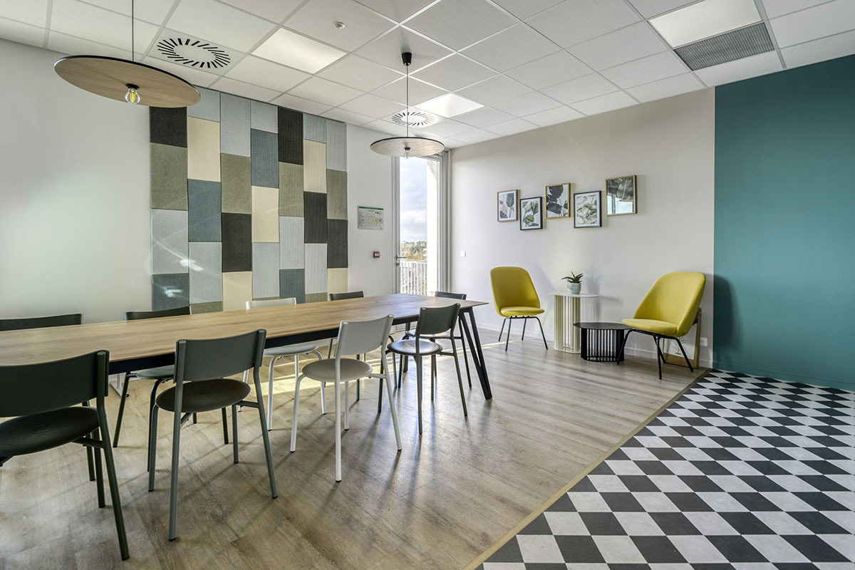 Espace caféteria avec table et chaises