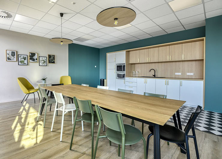 un espace cafetéria avec une grande table et des sièges