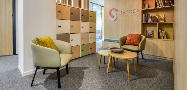 un espace cocooning avec une table basse et des sièges lounge