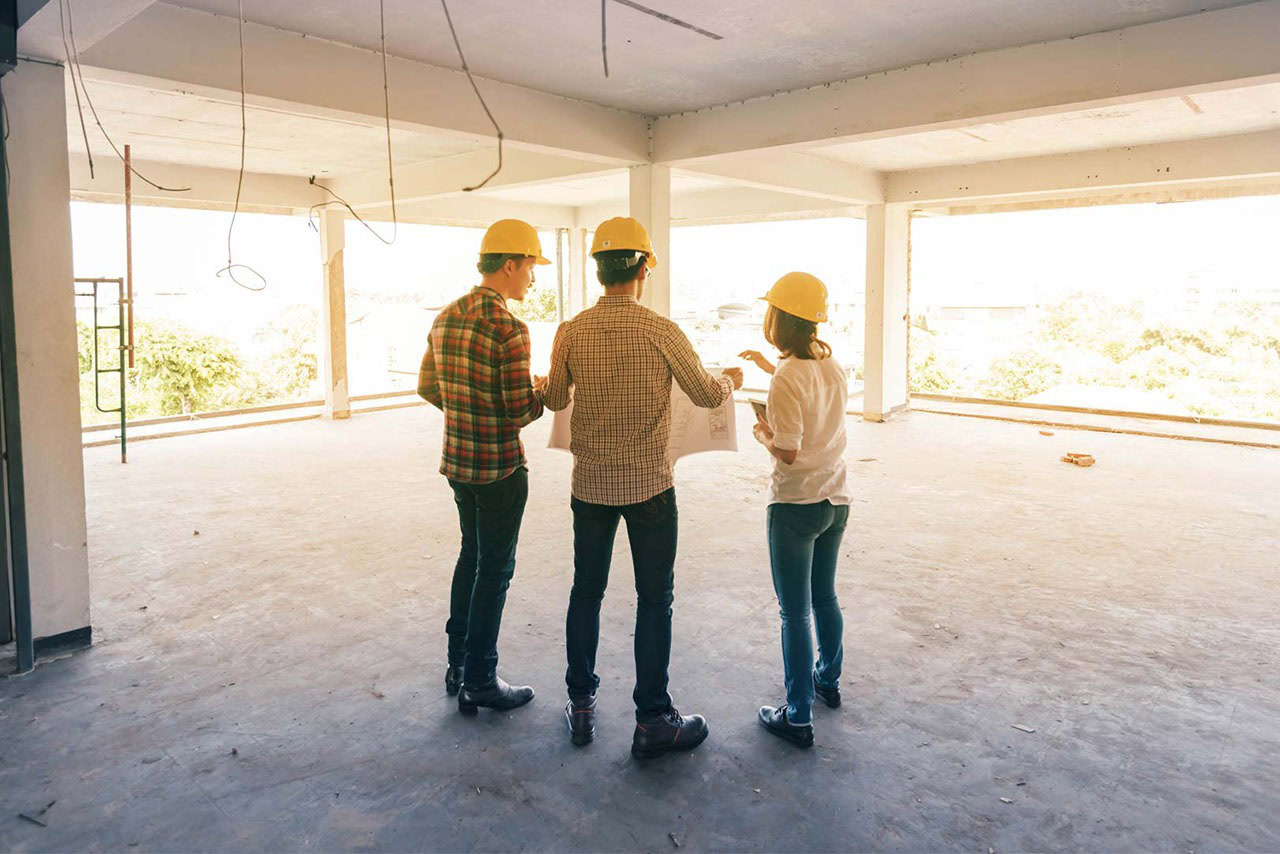 trois chefs de projets travaux sur un chantier 