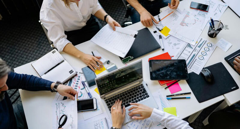 Une réunion avec des collaborateurs des papiers sur la table de réunion