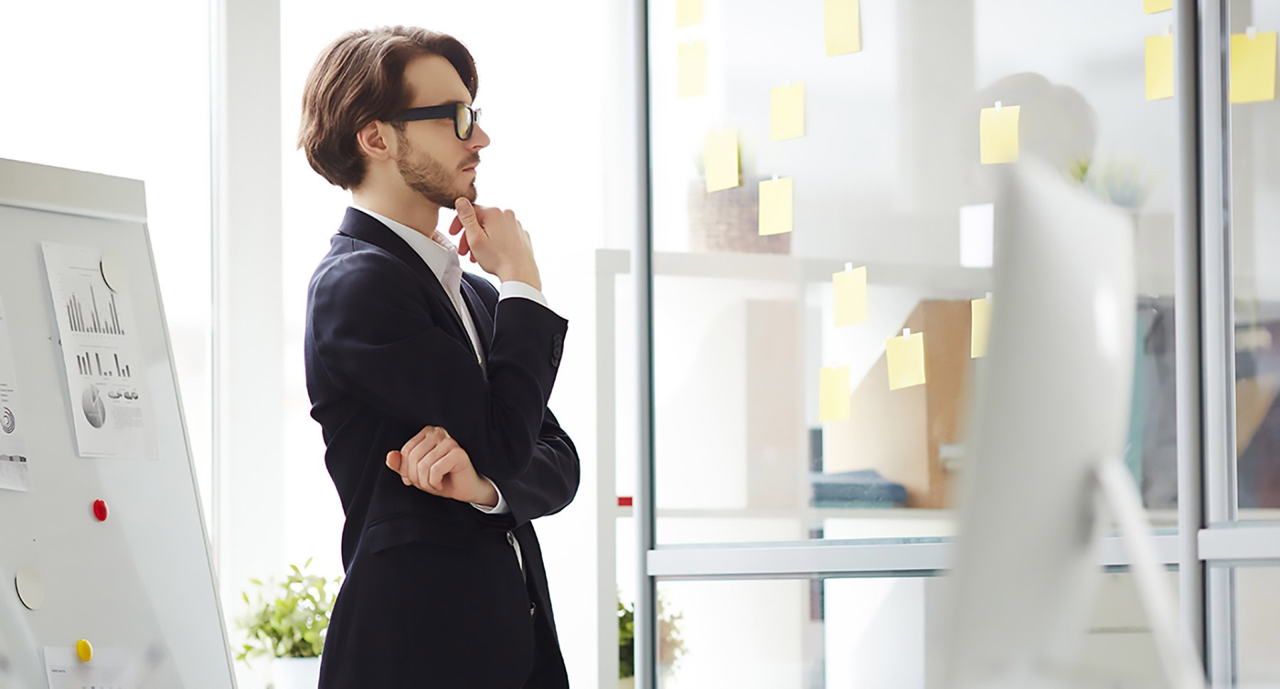 un décideur d'entreprise en pleine réflexion dans son bureau