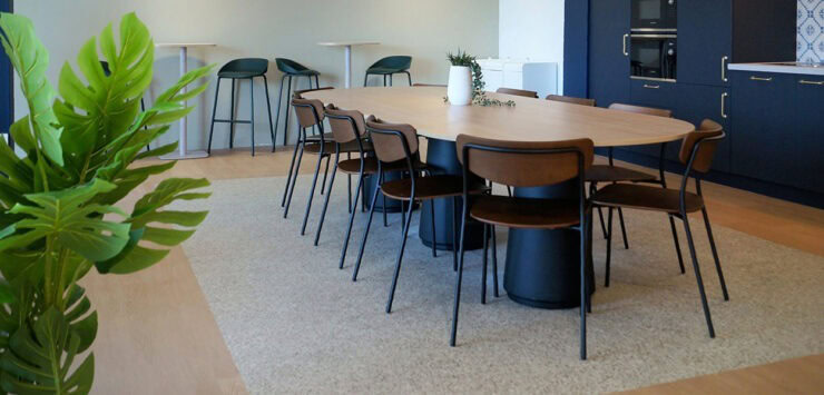 un espace cuisine avec une table; des chaises