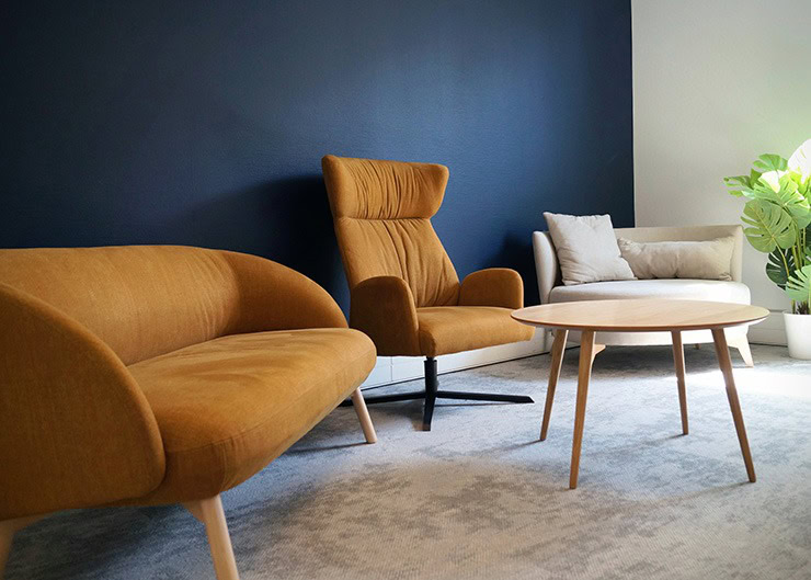 un espace lounge détente avec canapé et table basse